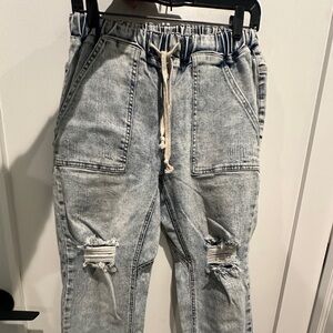 Women’s Distressed Light stretch jeans sz 8